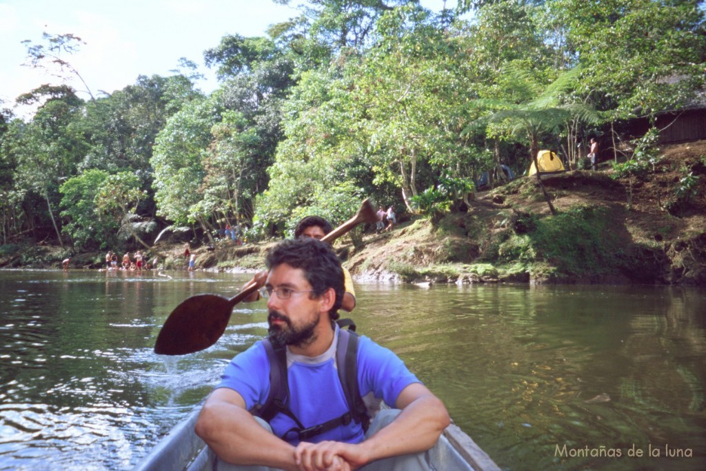 Jesús en la canoa por el Río Yuquipa, detrás Marcelo remando, al fondo guiris, turistas acampados junto al río